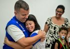 Pessoas com deficiências ocultas de Barra Mansa recebem cordões de girassóis