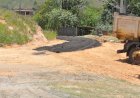 Prefeitura faz intervenções para pôr fim a poeira e a lama na Rua Antônio Correia da Silva, no bairro Fonseca Almeida