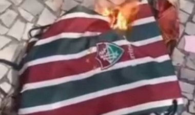 Torcedores do Flamengo queimam mochila roubada de estudante que perdeu Enem