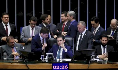 PEC da blindagem é aprovada por deputados e vai ao Senado