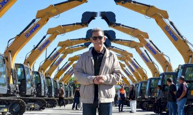 Levy Gasparian recebe mais uma escavadeira através do Programa Inova