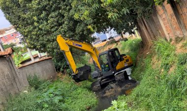 Prefeitura de Três Rios amplia capacidade de drenagem com desassoreamento de córrego na Vila Isabel