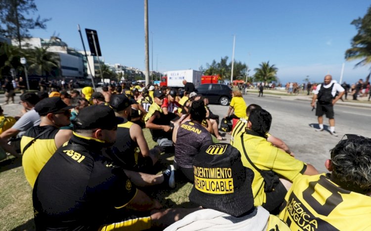 Justiça decide soltar 10 dos 21 torcedores do Peñarol presos após confusão no Recreio