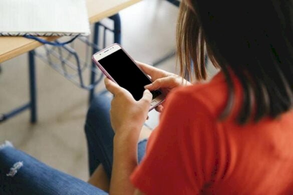 Valença proíbe uso de celulares em escolas municipais e particulares