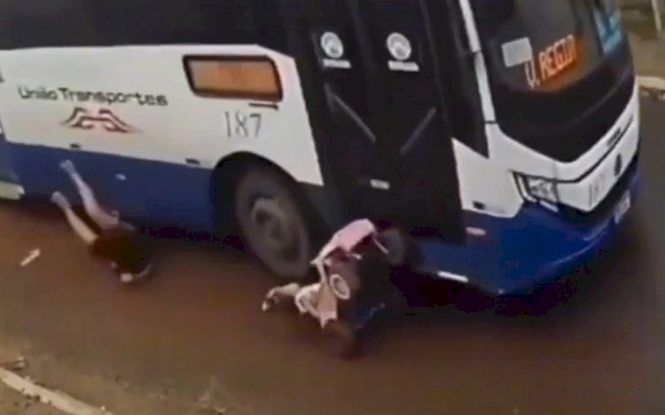 Mãe e filha de 2 anos escapam da morte após serem atingidas por ônibus em MT